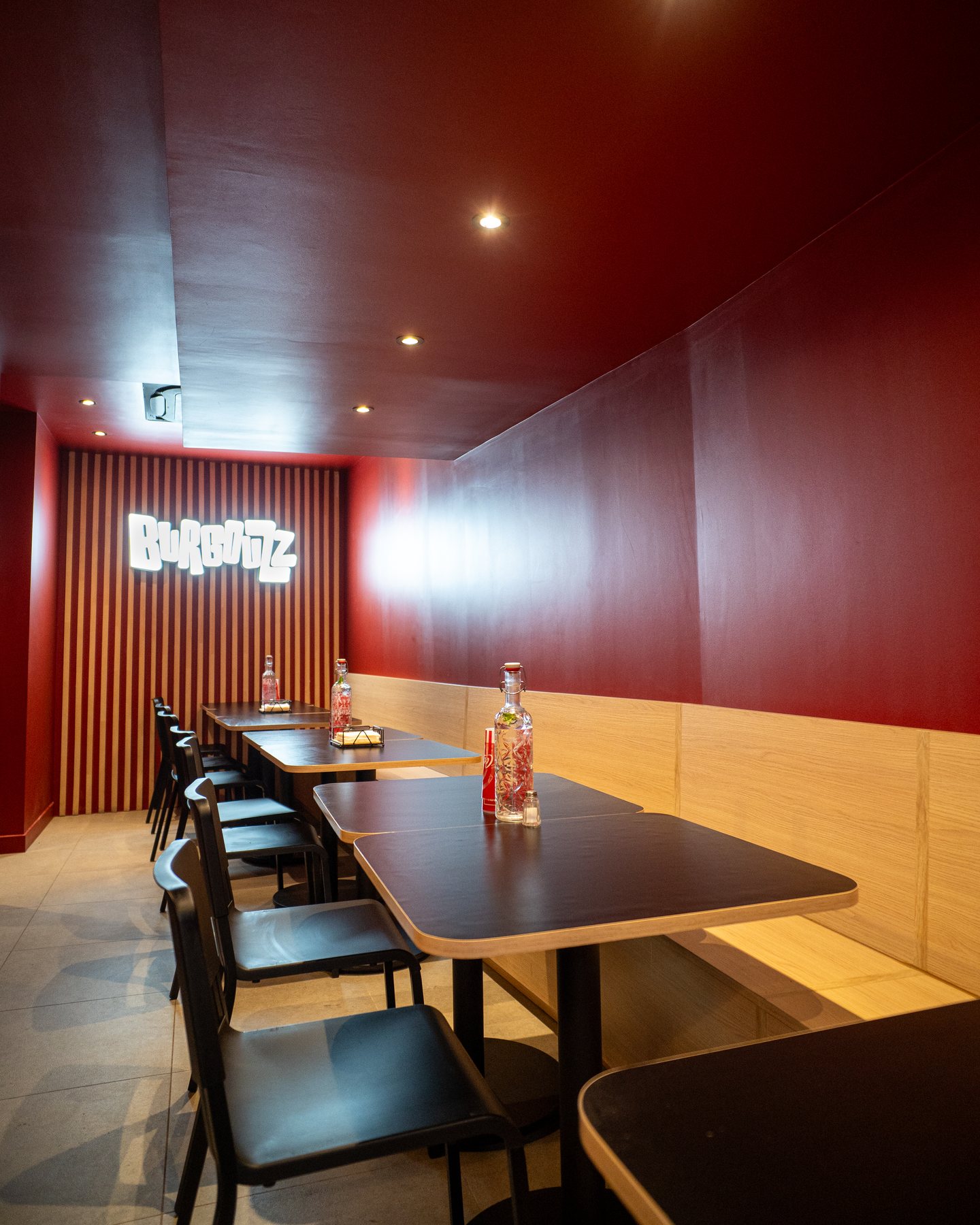 Salle du restaurant Burgouzz à Lille avec banquettes et claustras en bois