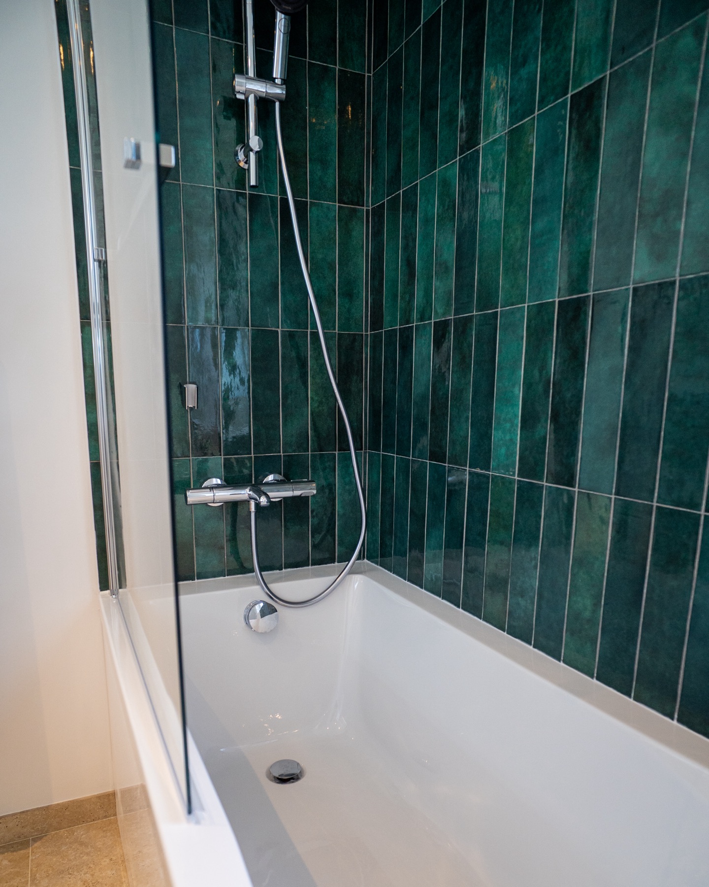 Baignoire et paroi vitrée avec carrelage vert